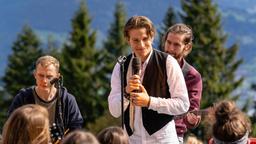 Tom (Moritz Bäckerling) tritt als Sänger auf Maries Alm auf.