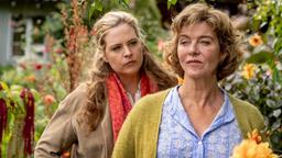 Toni (Diana Amft, li.) weiß nicht alles über ihre Mutter Heidi (Margarita Broich, re.).
