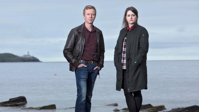 Bild: ARD Degeto/ITV Studios Tosh (Alison O'Donnell) und ihr Kollege Sandy (Steven Robertson) unterstützen Shetland-Ermittler Jimmy Perez, der den 23 Jahre zurückliegenden Mordfall an Lizzie Kilmuir wieder aufrollen muss.