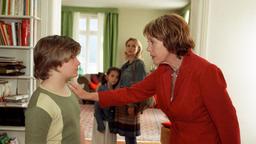 Trauriger Abschied: Sarah (Emelie Kundrun, 2.v.li.) und Nils (Benjamin Seidel) sind traurig, als Mama (Tina Ruland, 2.v.re.) ihre Oma Juliane (Gaby Dohm) vor die Tür setzt.