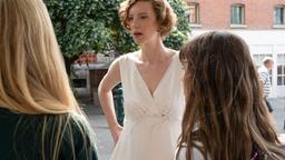 Überall nur Stress: Pia (Luise Wolfram) steckt in den Vorbereitungen ihrer Hochzeit, als sie bemerkt, dass Bristol (Trixi Janson, li.) und ihre Freundin Sharon (Juliana Jasmine Monk) des Ladendiebstahls beschuldigt werden.