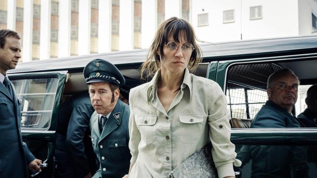 Ulrike Meinhof (Tatiana Nekrasov) bei der Ankunft in der JVA Stuttgart Stammheim.