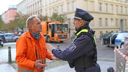 Um den verwirrten Boris zu retten, gerät Werner (Uwe Ochsenknecht, li.) beinahe mit einem Polizisten (Axel Schreiber, re.) aneinander.
