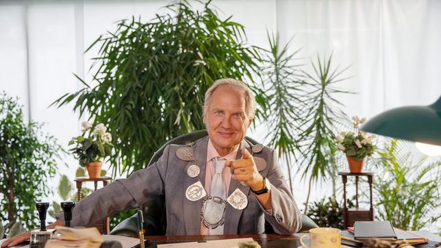 Uwe Ochsenknecht hält als egozentrischer Bürgermeister Markus Seider die Geschicke des Dorfes Smeilingen in der Hand. Letzte Folge der Sketch-Comedy, bei der unterschiedlichste Charaktere aufeinanderprallen.