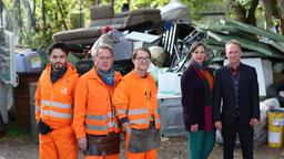 V. li. n. re.: Das eingespielte Trio Tarik (Aram Arami), Werner (Uwe Ochsenknecht) und Ralle (Jörn Hentschel) mit Kindergärtnerin Mona (Julia Jäger) und „Müllchef“ Dorn (Rainer Strecker).