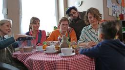 V. li. n. re.: Frau Nöthe (Margot Nage), Gabi (Adelheid Kleineidam), Julius (Johannes Heinrichs), Nick (Steven Preisner) und Annika (Laura Louisa Garde) suchen die Eltern des kleinen Ali (Taha Saracali).