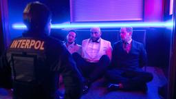 V. li. n. re.: Stulle (Frederick Lau), Barro (Veysel Gelin) und Giovanni (Moritz Bleibtreu) bekommen Besuch von draußen
