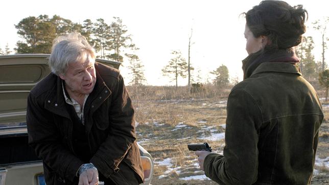 Van Veeteren (Sven Wollter) hat seinen schwersten Fall gelöst: Doch die Mörderin Elise Kellermann (Nadja Weiss) will den unbequemen Mitwisser nun beseitigen.