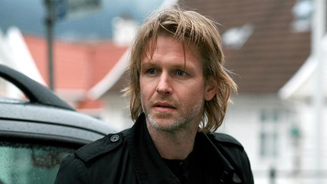 Bild: ARD Degeto/Miso Film/SF Norge Varg Veum (Trond Espen Seim) soll das gestohlene Auto eines reichen Restaurantbesitzers finden.