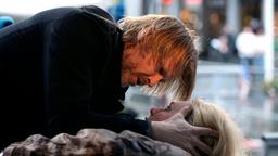 Varg Veum (Trond Espen Seim) versucht Eva Bergene (Kathrine Lunde Mackenzie) zu helfen, die von einem Attentäter lebensgefährlich verletzt wurde.