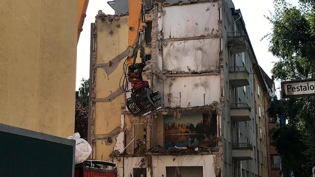 Bild: rbb Verzweifelte Mieter, gierige Immobilienkonzerne – ist die deutsche Wohnungspolitik auf diese einfache Formel zu bringen? Welche Werte und Maßstäbe existieren noch? Die Journalisten begleiten Mieter, die um ihre Wohnung kämpfen und fragen Vermieter nach Grenzen für den Profit mit Wohnraum. Und sie zeigen Modelle für mehr Fairness auf dem Immobilienmarkt. - Abriss mitten im Kiez. Aus Alt wird Neu.