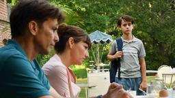 Vincent Richter (Mathias Paul) mit seiner Frau Elena (Natascha Paulick) und Ben (Oskar Netzel, rechts).
