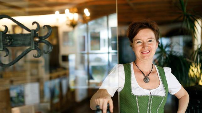 Bild: MDR/timeline/Alex Kraus Viola versteht ihre Rezeption am Tennsee als erste Servicestation für ihre Gäste.