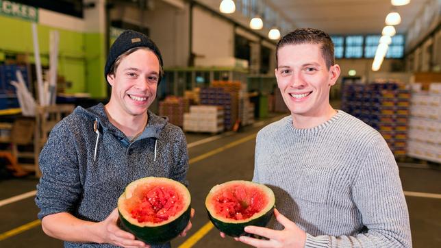 Bild: BR Von links: Checker Tobi und Koch Tom Wendel mit einer halben Melone.