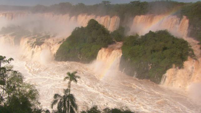 Bild: NDR/NDR Naturfilm/Christian Baum Während der Regenzeit stürzen bis zu 7.000 m² Wasser pro Sekunde die Iguacu Wasserfälle hinab.