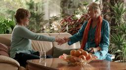 Waffenstillstand zwischen Rosalie (Jutta Speidel, re.) und ihre Schwester Margret (Ruth Reinecke).