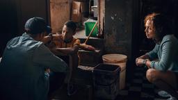 Was geht in der Schutzzone vor sich? Pit Wagner (Daniel Roesner, li.), und Manu (Haley Louise Jones) befragen Emmanuel (Enzo Vilmont).