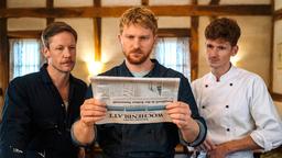 Was gibt es Neues? Sebastian (Lucas Prisor, Mitte), Marc (Cedric Sprick, re.) und Hajü (Nikolaus Benda, li.) schauen gebannt in die Zeitung.