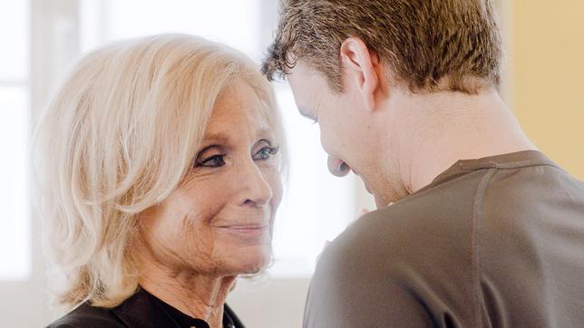 Was, wenn die Generation 60plus wegen des Mietwuchers immer noch zu Hause wohnt, die Eltern aber auch mal Zeit für sich haben wollen? Wie können sich die Reichen zukünftig in die Gesellschaft integrieren? In der vierten Folge der preisgekrönten Sketch-Comedy „Kroymann“ zeigt die Satirikerin, Sängerin und Schauspielerin Maren Kroymann ihren Blick auf die Welt.