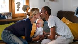 Johanna Beissl (Ines Lutz) und Jerry Paulsen (Peter Marton) küssen sich beim Babysitting.