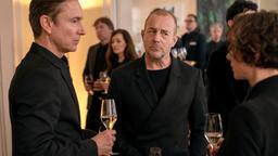 Wer weiß was? Axel (Arnd Klawitter, li.), Clara (Julia Koschitz) und Ulf (Heino Ferch) belauern sich.