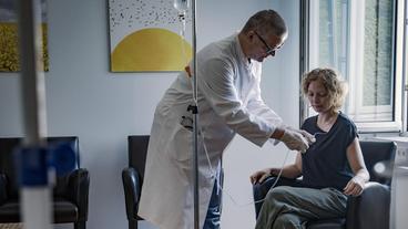 Wie in dieser nachgestellten Szene behandelte der Heilpraktiker Klaus R. Krebspatienten mit einer gefährlichen Chemikalie.