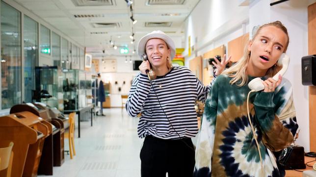 Bild: SWR Wie soll man an so frei sprechen? Lena und Lisa werden im Telefonmuseum in Bochum an der kurzen Leitung gehalten. Was die Entwicklung der Telekommunikation noch so alles durchmachte, zeigt ihre Zeitreise.
