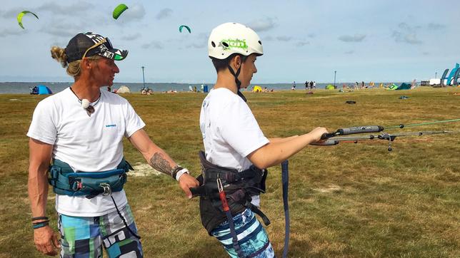 Wind braucht der Kitesurf-Trainer Ronny (li.) für seinen Job an der Nordsee.