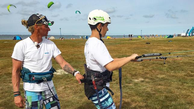 Bild: MDR/timeline Wind braucht der Kitesurf-Trainer Ronny (li.) für seinen Job an der Nordsee.