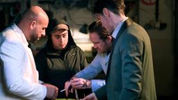 Wohin mit der Beute? Barro (Veysel Gelin, li.), Stulle (Frederick Lau, 2. v. re.) und Pepsi (Stipe Erceg) mit Kekos Sohn Toni (Momo Ramadan, 2. v. li.).