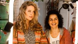 Zeit für Veränderung: Toni (Diana Amft, li.) wohnt nun mit ihrer besten Freundin Andrina (Nagmeh Alaei) zusammen.