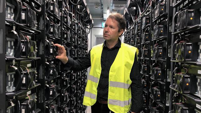 Bild: SWR/Wolfram Burgtorf Zentrales Problem der Energiewende ist die Speicherung von regenerativer Energie und der Ausgleich von Schwankungen. So viel Batterien wie 100 E-Mobile passen in einen Container. Marcel Kolvenbach im Batteriespeicher.