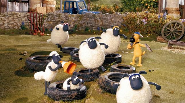 Bild: WDR/Aardman Animations Ltd. Zum Deutschlandstart von "Shaun das Schaf", der neuesten Trickproduktion von Aardman Animation, präsentiert das Erste eine volle Ladung Schafe mit einem einstündigen Special: Tierreportagen und fünf Trickfilmepisoden zeigen, wie es im Leben der Schafe zugeht. In der Episode "Abspecken" ernennt sich Shaun zum "Personal Trainer" und gibt alles, um aus dem großen, dicken Schaf ein schlankes, sportliches Normalschaf zu machen. Das gelingt ihm sogar, doch das Training zeigt nur kurzen Erfolg...