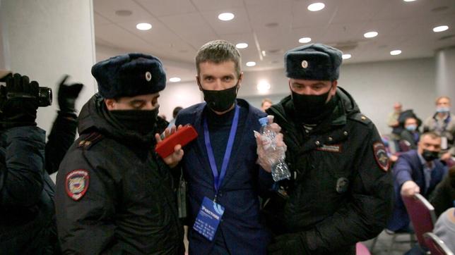 Zum ersten Mal im Leben wird Sergej Rimskij, 28 (M), selbst festgenommen. Dabei war er bis vor kurzem selbst Polizist. Nach der Verurteilung Nawalnys hat er gekündigt – und zählt sich zur Opposition.