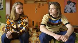 Zurück in die 80er: Betretenes Schweigen zwischen Geli (Daria Wolf, li.) und Uwe (Jack Owen Berglund).