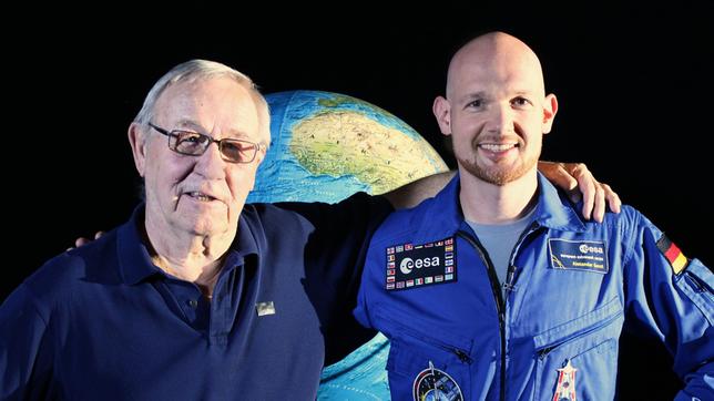 Bild: WDR/Flash Film Zusammen mit Alexander Gerst (r) erklärt Armin Maiwald das Zusammenspiel der Planeten.