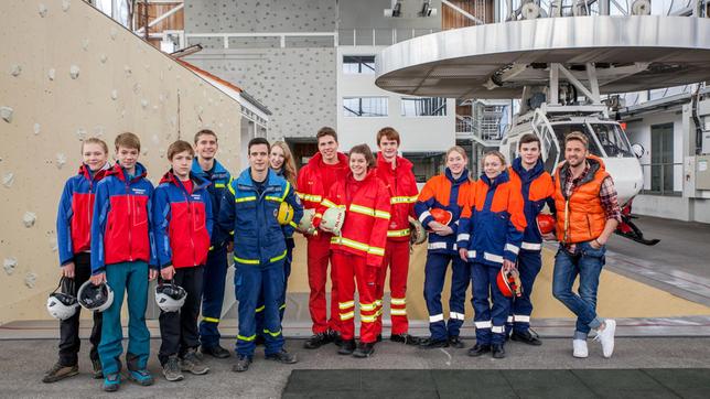 Bild: SWR/Holger Kast Zwölf Jugendteams der Rettungsverbände THW, Bergwacht, DLRG und Feuerwehr treten in der neuen SWR Doku-Challenge gegeneinander an und kämpfen um den Titel Bestes Jugendretter-Team Deutschlands. Moderiert wird der Wettbewerb von Johannes Zenglein, der im Ersten auch den Tigerenten Club präsentiert.