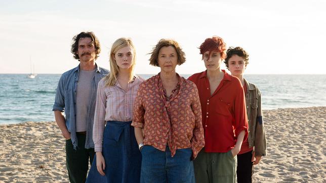 Dorothea (Annette Bening, Mitte) lebt mit ihrem Sohn Jamie (Lucas Jade Zumann, re.), ihrem Untermieter William (Billy Crudup), der freigeistigen Punk-Fotografin Abbie (Greta Gerwig, 2. v. li.) und der 17-jährigen Nachbarin Julie (Elle Fanning).