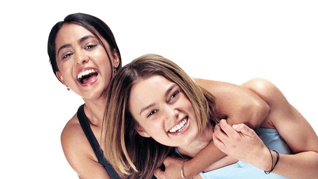 Hauptdarstellerin Parminder Nagra begeistert als mutige Teenagerin. In der Nebenrolle einer androgyn-selbstbewussten Fußballerin rückte die damals weitgehend unbekannte Keira Knightley ins Rampenlicht.