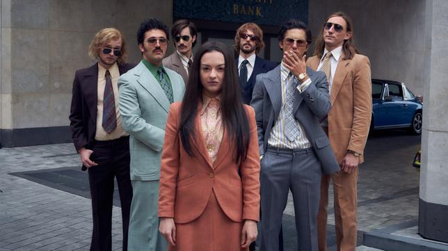 Bild: ARD/Zeitsprung Pictures/Frank Dicks Marie (Michelle Barthel) mit den "Goldjungs"