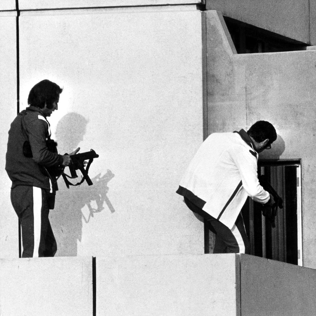 Zwei Polizisten mit Maschinenpistolen gehen auf eine Tür zu.・Bild: picture alliance / dpa | Horst Ossinger Zwei Polizisten mit Maschinenpistolen gehen auf eine Tür zu.