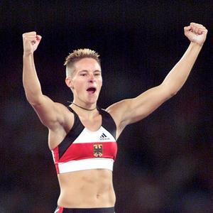  Balian Buschbaum war unter seinem Geburtsnamen Yvonne Buschbaum in der deutschen Leichtathletik im Stabhochsprung erfolgreich