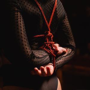 BDSM – Mie steht auf Bondage, Schmerzen und Fesselspiele