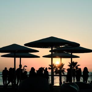 Strandbar im Sonnenuntergang