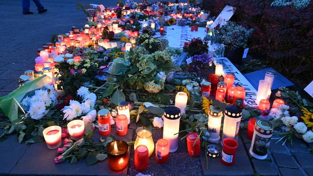 Bild: picture alliance/dpa | Federico Gambarini Kerzen und Blumen stehen in der Innenstadt von Solingen. Am Freitagabend waren bei einem Stadtfest im nordrhein-westfälischen Solingen drei Menschen mit einem Messer getötet worden.