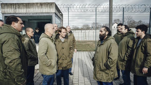 ...sie erleben den Kampf zweier verfeindeter Gefängnisgruppen hautnah. Von links: Heiner Berger und Martin Liebeck werden von Metin Demir und Hassan Aslan bedroht.