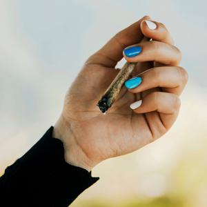 Hand mit Joint