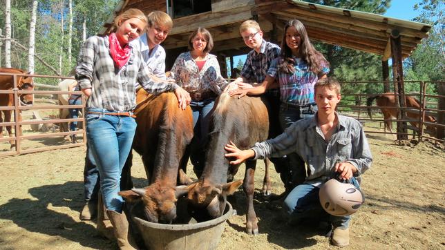 Bild: WDR/Encanto Abenteuer Wilder Westen Folge 1 Ankunft in Idaho: Anna-Carina Koch, Til Schulz, Hede Weit, Jonas Rauchhaus, Jana Vijayakumaran und Stephan Frie
