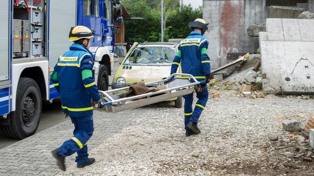 Bild: SWR/Holger Kast Zwölf Jugendteams der Rettungsverbände THW, Bergwacht, DLRG und Feuerwehr treten in der neuen SWR Doku-Challenge gegeneinander an und kämpfen um den Titel Bestes Jugendretter-Team Deutschlands. Moderiert wird der Wettbewerb von Johannes Zenglein, der im Ersten auch den Tigerenten Club präsentiert. Ausstrahlung der vier fünfzigminütigen Folgen ist ab 7. Mai, Montag bis Donnerstag, um 20:10 Uhr in KiKA