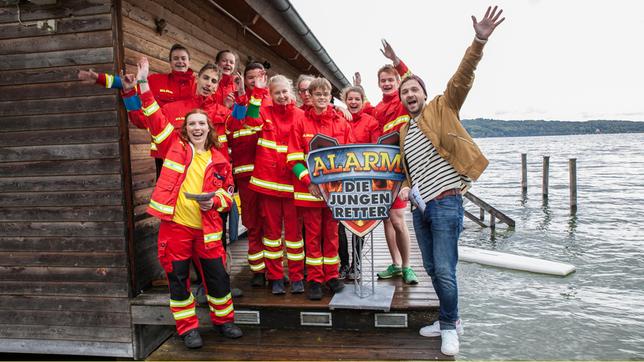 Bild: SWR/Holger Kast Zwölf Jugendteams der Rettungsverbände THW, Bergwacht, DLRG und Feuerwehr treten in der neuen SWR Doku-Challenge gegeneinander an und kämpfen um den Titel Bestes Jugendretter-Team Deutschlands. Moderiert wird der Wettbewerb von Johannes Zenglein, der im Ersten auch den Tigerenten Club präsentiert. Ausstrahlung der vier fünfzigminütigen Folgen ist ab 7. Mai, Montag bis Donnerstag, um 20:10 Uhr in KiKA